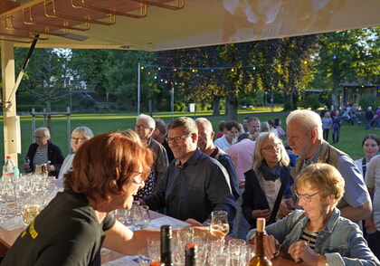 Helfersuche Weinstand